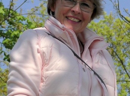 Laser hair growth cap for elderly senior people